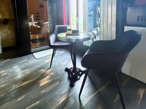 een tafel en stoel in een kamer met een tafel en een stoel bij Hmm OH Oui - Studio With Sauna and More in Saint-Quentin