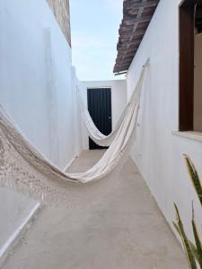 a hammock in the hallway of a house at BARRA NOVA CASCAVEL CEARÁ-Casa Solaris in Cascavel