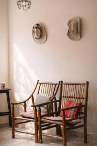 a room with two chairs and a hat on the wall at Shanti Hotel Pisac in Pisac