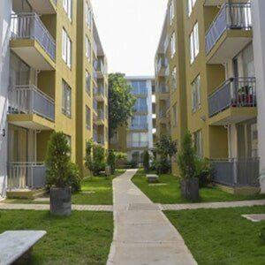 ein leerer Bürgersteig vor einem Wohnhaus in der Unterkunft entresierras in Valledupar