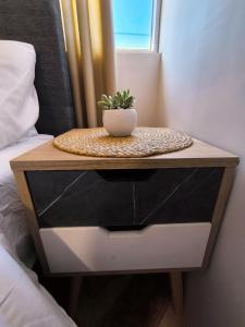 a table with a potted plant on top of a bed at Laguna Apartment in Huaraz