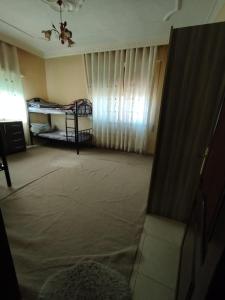 安曼طبربور的有两张双层床和一扇窗户的房间