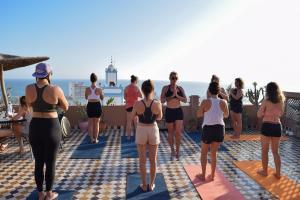 Un gruppo di donne che fanno yoga su un tetto di Mabidi Surf Taghazout a Taghazout Altre 51 foto