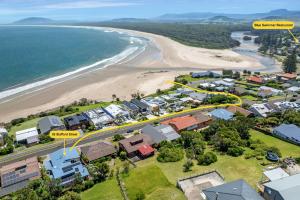 une vue aérienne sur une banlieue à côté d'une plage dans l'établissement Panorama, Gerroa, South Coast, à Gerroa