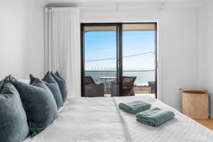 une chambre avec un lit avec vue sur l'océan dans l'établissement Panorama, Gerroa, South Coast, à Gerroa