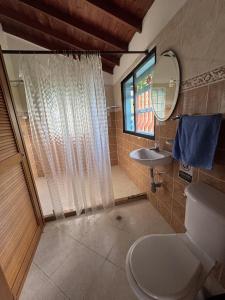 Koupelna v ubytování La Escondida, con acceso al lago