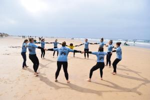 un gruppo di persone che ballano sulla spiaggia di Mabidi Surf Taghazout a Taghazout