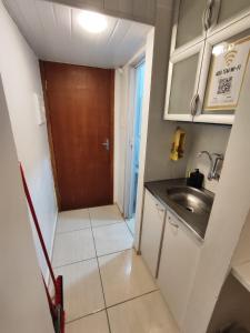 Køkken eller tekøkken på Loft Comfort 208 Ar Condicionado Centro Niterói + 6 billeder