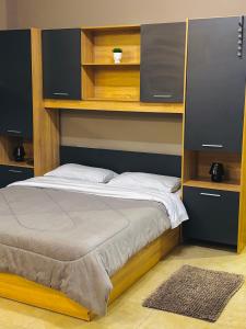 Postel nebo postele na pokoji v ubytování Downtown Studio 31