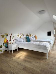 due letti in una stanza con pareti bianche di Niezapominajka Zabłocie 145 