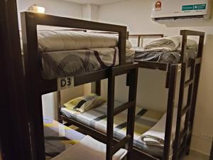 Palanda nebo palandy na pokoji v ubytování HOTEL NoVA