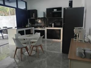 Kuchyň nebo kuchyňský kout v ubytování NEW! Naa rak pool villa