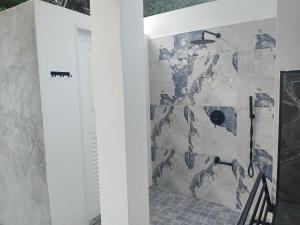 Koupelna v ubytování NEW! Naa rak pool villa + 19 fotografií