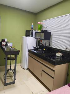 una cucina con piano di lavoro e frigorifero di Flats containers a Rio Verde