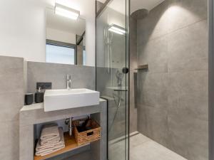 een badkamer met een wastafel en een douche bij Leni Top 2 in Dienten am Hochkönig