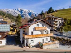 een wit gebouw met bergen op de achtergrond bij Leni Top 2 in Dienten am Hochkönig