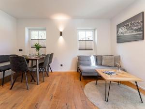una sala de estar con una mesa y un sofá en Leni Top 3, en Dienten am Hochkönig