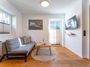 una sala de estar con un sofá y una mesa en Leni Top 3, en Dienten am Hochkönig