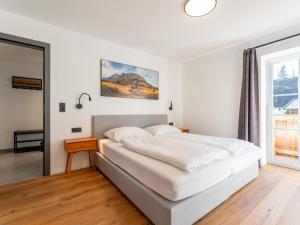 Un dormitorio con una cama blanca y una ventana. en Leni Top 3, en Dienten am Hochkönig