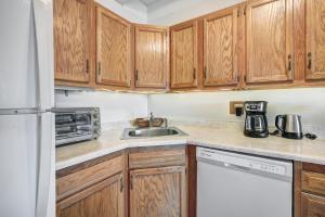 Kuchyň nebo kuchyňský kout v ubytování Ten Mile Creek 304 condo
