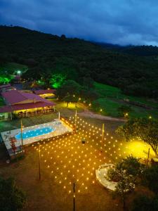 een bovenaanzicht van een zwembad met verlichting 's nachts bij Pousada Horizonte da Canastra in São Roque de Minas