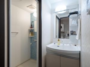 un bagno con lavandino e specchio di Hote Io Lite a Nago Altre 90 foto