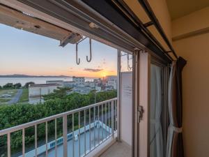 balcone con vista sul tramonto di Hote Io Lite a Nago