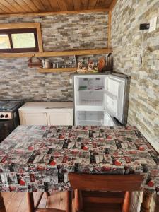 een keuken met een tafel en een quilt bij Departamento Mar y Viento in Pichilemu +6 foto's