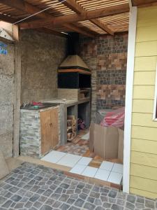 een buitenkeuken met een fornuis in een gebouw bij Departamento Mar y Viento in Pichilemu