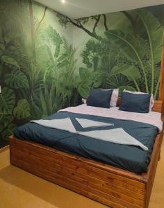 Un pat sau paturi într-o cameră la The Jungle