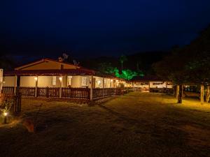 een huis 's nachts met lichten in de tuin bij Pousada Horizonte da Canastra in São Roque de Minas