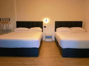 two beds sitting next to each other in a room at บ้านไร่เรืองแสง in Ban Thung Samo