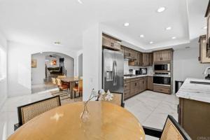 een keuken met een houten tafel en een eetkamer bij Mountains Views, Pool, Basketball, Relax & Play in Escondido
