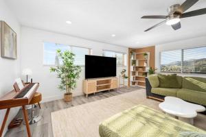 een woonkamer met een bank en een televisie bij Mountains Views, Pool, Basketball, Relax & Play in Escondido
