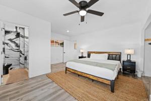 een slaapkamer met een bed en een plafondventilator bij Mountains Views, Pool, Basketball, Relax & Play in Escondido +52 foto's
