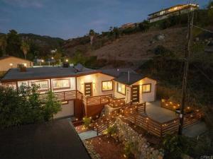 een groot huis met 's nachts lichten op een heuvel bij Mountains Views, Pool, Basketball, Relax & Play in Escondido
