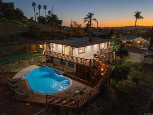 een luchtfoto van een huis met een zwembad bij Mountains Views, Pool, Basketball, Relax & Play in Escondido