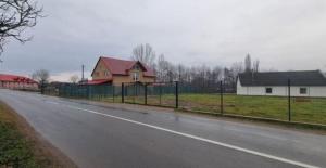 una casa sul ciglio di una strada con una recinzione di Remetea 292 a Remetea