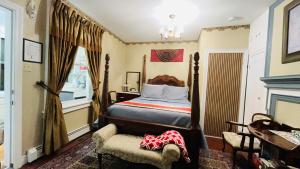 een slaapkamer met een bed en een open haard bij Barkerhouse 2# unit-heart of oldtown in Niagara on the Lake