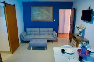 een woonkamer met een bank en een tafel bij Gairaka 4 in Gaira