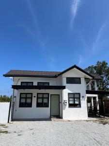 Budova, kde se prázdninový dům nachází + 15 fotografií