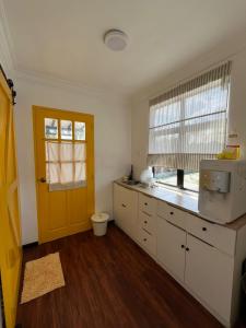 Kuchyň nebo kuchyňský kout v ubytování Memerang Tiny House & Pool near Merang Jetty