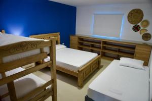 een kamer met 2 stapelbedden en een blauwe muur bij Gairaka 5 in Gaira