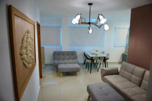 een woonkamer met een bank en een tafel bij Gairaka 5 in Gaira