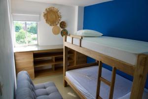 een slaapkamer met een stapelbed en een blauwe muur bij Gairaka 5 in Gaira