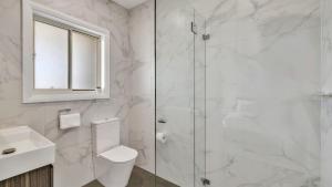 een badkamer met een douche, een toilet en een wastafel bij Bella Callala in Callala Beach +25 foto's