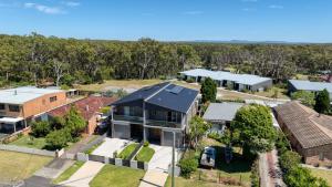 een luchtzicht op een huis met een huis bij Bella Callala in Callala Beach