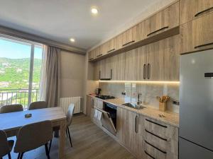 Køkken eller tekøkken på Zura's Sea View Apartments