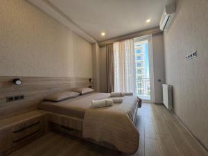 En eller flere senge i et værelse på Zura's Sea View Apartments