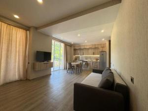 Et tv og/eller underholdning på Zura's Sea View Apartments